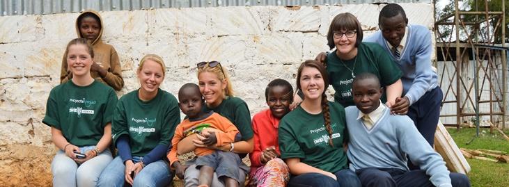 Un grupo de voluntarios internacionales de Projects Abroad en los especiales para jóvenes Voluntarios de varios rincones del mundo en su viaje de voluntariado en el extranjero junto a Projects Abroad