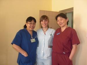 Voluntaria del Proyecto de Psiquiatría en Mongolia Una voluntaria de Projects Abroad posa junto al personal local de Psiquiatría en Mongolia