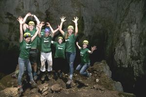 Grupo de voluntarios en una excursión en las Cueva Terciopelo, Costa Rica Voluntarios del proyecto de Conservación durante una excursión a las Cuevas Terciopelo en el parque nacional Barra Honda en Costa Rica