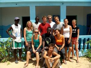 Grupo de voluntarios en un proyecto en Senegal Voluntarios en un proyecto en Senegal posan para la cámara luego de una mañana de trabajo